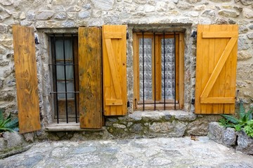 Klappläden in Eus (Frankreich)