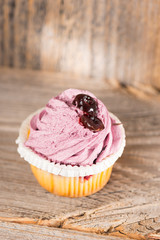 Cupcake auf Holzhintergrund
