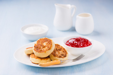 Cottage cheese pancakes with currant jam and sour cream