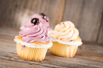 Cupcake auf Holzhintergrund