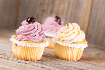 Cupcake auf Holzhintergrund