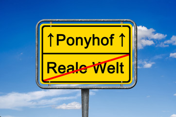 Obraz premium Ortsschild Reale Welt-Ponyhof