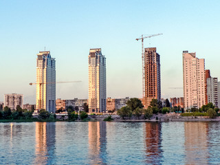 Obraz premium Houses of skyscrapers near the river