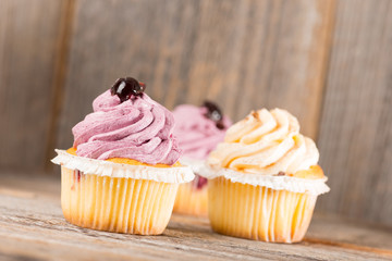 Cupcake auf Holzhintergrund