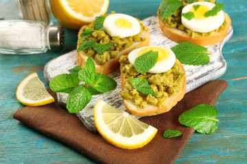 Sandwiches with green peas paste and boiled egg