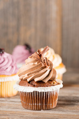 Cupcake auf Holzhintergrund