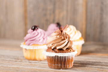 Cupcake auf Holzhintergrund