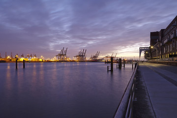 Fototapeta premium Hamburg - Hamburger Hafen in der Abenddämmerung