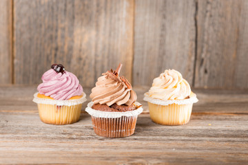 Cupcake auf Holzhintergrund