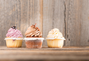 Cupcake auf Holzhintergrund