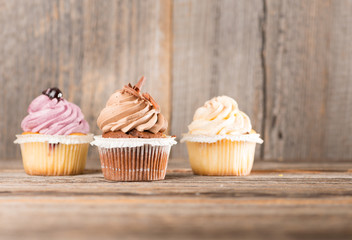 Cupcake auf Holzhintergrund