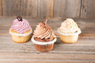 Cupcake auf Holzhintergrund