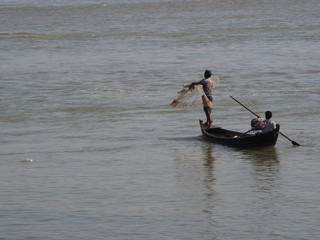 Pescador lanzando la red en Mingun (Myanmar)