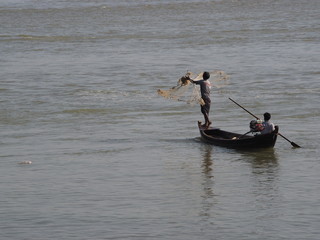 Pescador lanzando las redes en Mingun (Myanmar)