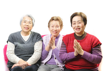 仲良くおしゃべりしている3人のおばあちゃん