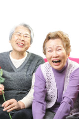 大爆笑する二人の高齢の女性