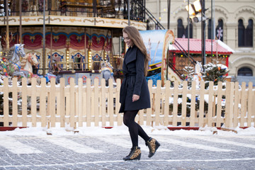 Obraz premium Happy young brown haired woman on the background of a winter amu