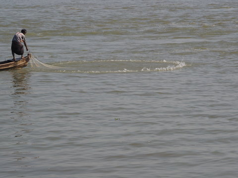 Pescador lanzando la red en Mingun (Myanmar)