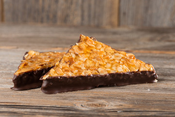 Nussecken auf Holzhintergrund