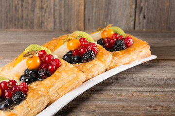 Obstplunder Teilchen auf Holzhintergrund