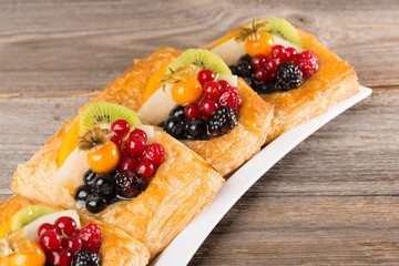 Obstplunder Teilchen auf Holzhintergrund