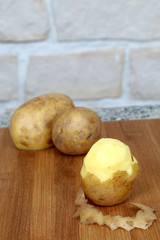 Kartoffel mit  langer abgeschälter Schale