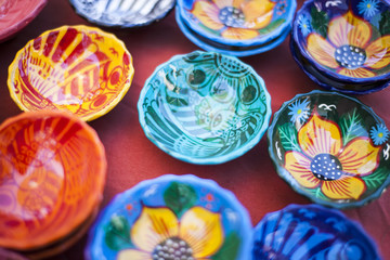 bunte Keramikschalen