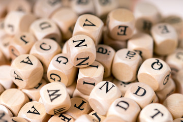 kleine Holzwürfel mit Buchstaben