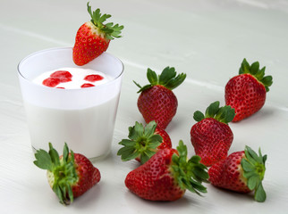 Fresh yogurt's mousse with strawberry cream