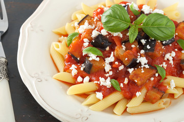 pasta penne pomodoro e melanzane