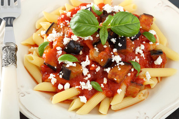 pasta penne pomodoro e melanzane