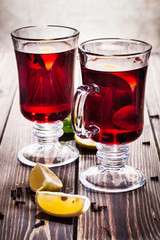Mulled wine in the glasses