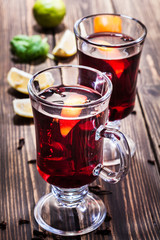 Mulled wine in the glasses