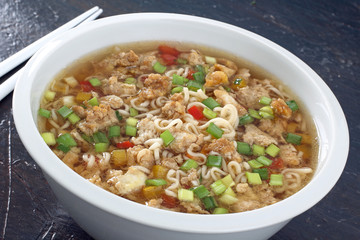 zuppa cinese con spaghetti