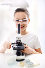 Dziewczynka z mikroskopem