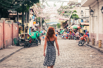 Young woman walking in Manila - obrazy, fototapety, plakaty