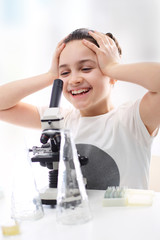 Ekologia, natura, przyroda, dziewczynka z mikroskopem