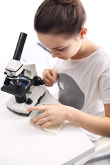 Lekcja przyrody, dziecko z mikroskopem