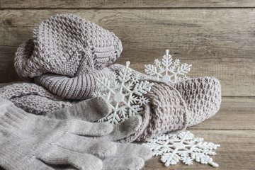 Zima, czapka z szalikiem i rękawiczki na drewnianej teksturze