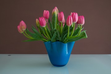 Tulipani rosa in vaso blu