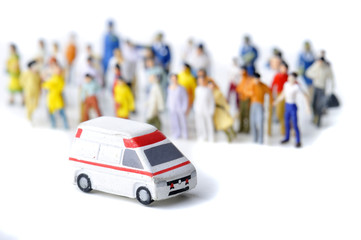 救急車を呼ぶ大勢の人々 © beeboys