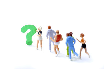 クエスチョンマークに向かって走っている人々