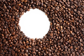 Sfondo chicchi caffè con cerchio vuoto bianco