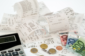 Taschenrechner, Kassenbons, Geldscheine