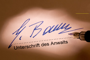  Handschriftliches Dokument wird unterschrieben