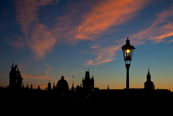 Obraz premium Silhouette view of Charles Bridge and city of Prague at dawn