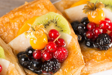 Obstplunder Teilchen auf Holzhintergrund