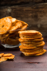 Brotchips mit Paprika gewürzt