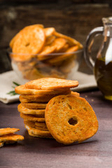 Brotchips mit Paprika gewürzt