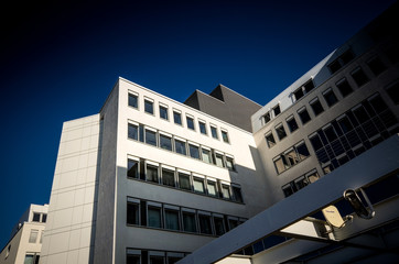 Verwaltungs- und B&uuml;rogeb&auml;ude